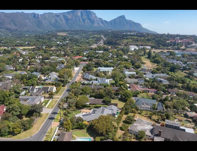 5 BEDROOM HOUSE FOR SALE IN CONSTANTIA